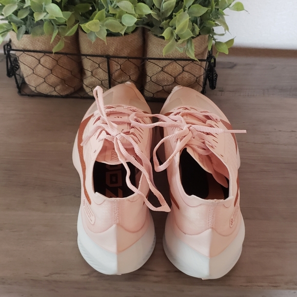 Womens Nike Zoom Gravity Pink Sneakers - Picture 5 of 7